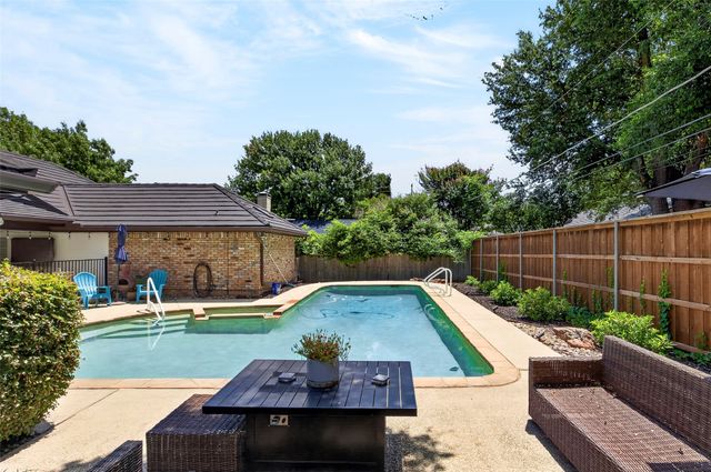 405 Charleston Court, Hurst, TX 76054