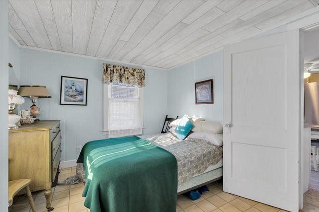 242 Edgewater Dr E, Falmouth, MA 02536