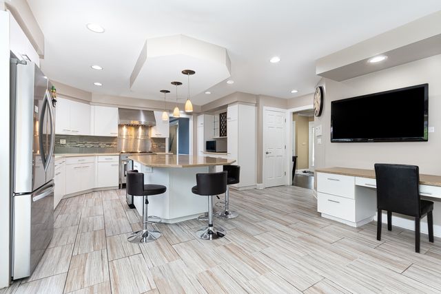 4072 Broadmoor Circle, Naperville, IL 60564