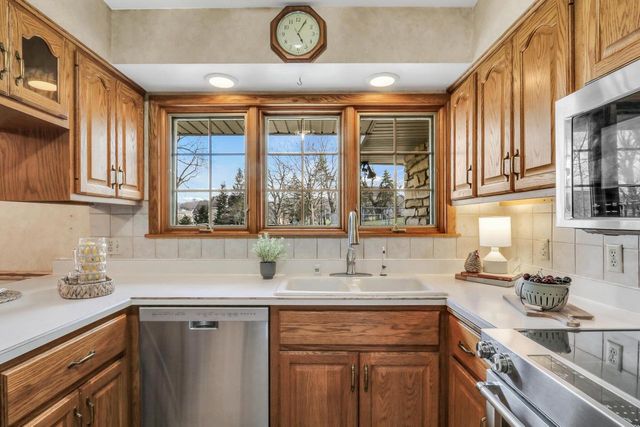 N17W27387 Lakefield DRIVE, Pewaukee, WI 53072