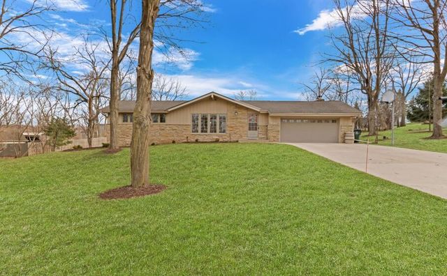 N17W27387 Lakefield DRIVE, Pewaukee, WI 53072