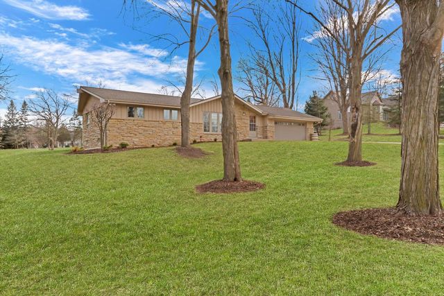 N17W27387 Lakefield DRIVE, Pewaukee, WI 53072