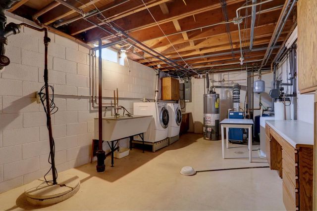 N17W27387 Lakefield DRIVE, Pewaukee, WI 53072