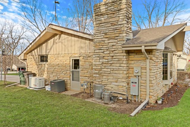 N17W27387 Lakefield DRIVE, Pewaukee, WI 53072