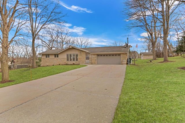 N17W27387 Lakefield DRIVE, Pewaukee, WI 53072