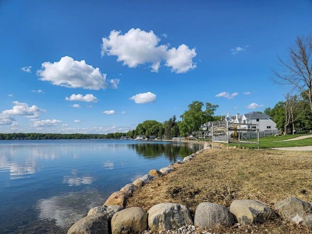 N17W27387 Lakefield DRIVE, Pewaukee, WI 53072