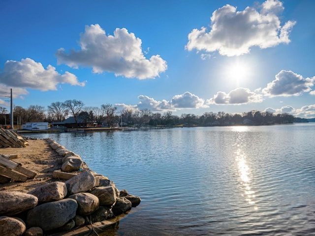 N17W27387 Lakefield DRIVE, Pewaukee, WI 53072