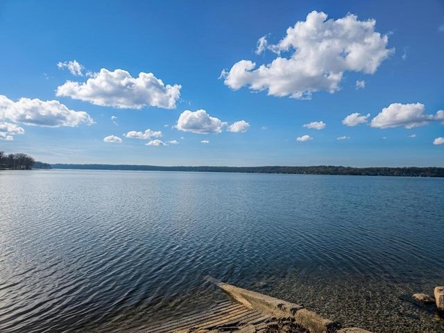 N17W27387 Lakefield DRIVE, Pewaukee, WI 53072