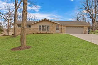 N17W27387 Lakefield DRIVE, Pewaukee, WI 53072