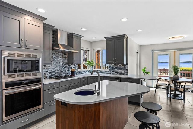 1808 E Lola Beach Lane, Oak Harbor, WA 98277
