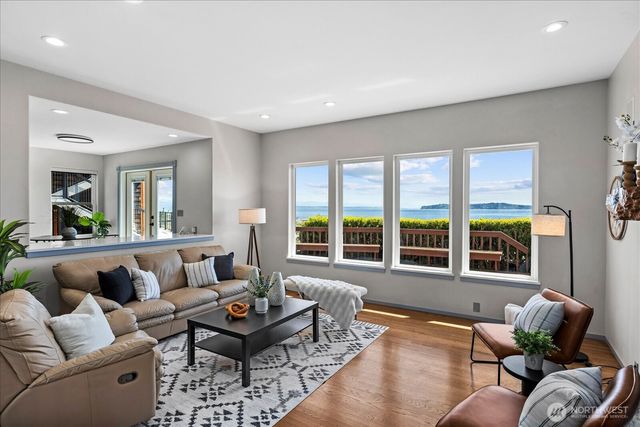 1808 E Lola Beach Lane, Oak Harbor, WA 98277