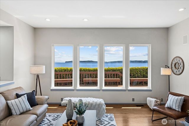 1808 E Lola Beach Lane, Oak Harbor, WA 98277