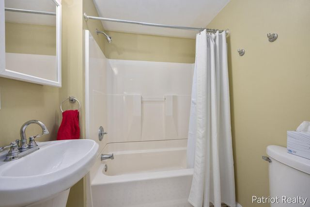 6702 W Lake Drive, Fremont, MI 49412