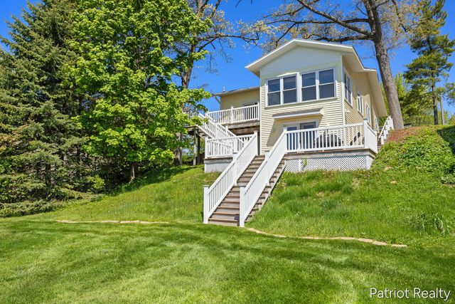 6702 W Lake Drive, Fremont, MI 49412