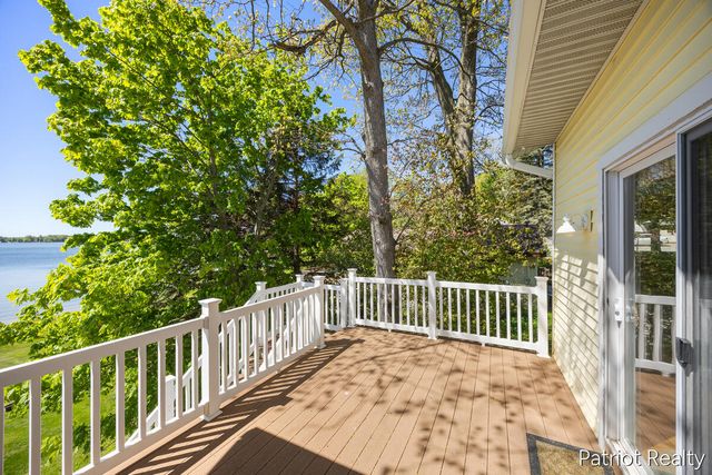 6702 W Lake Drive, Fremont, MI 49412