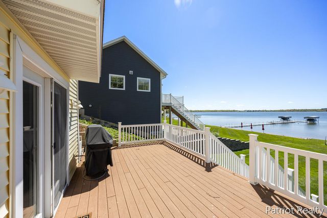 6702 W Lake Drive, Fremont, MI 49412