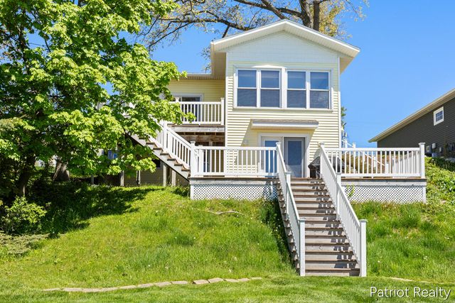6702 W Lake Drive, Fremont, MI 49412