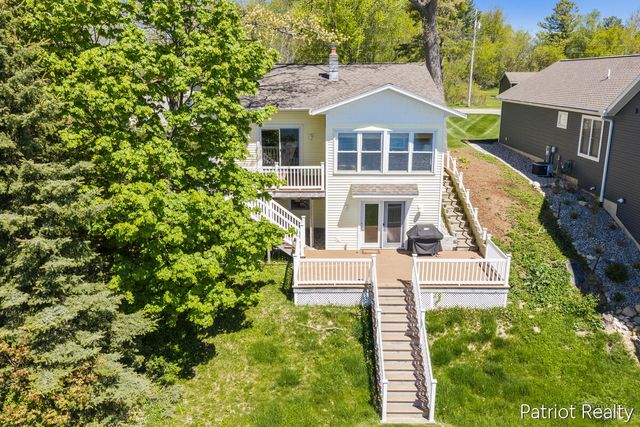 6702 W Lake Drive, Fremont, MI 49412