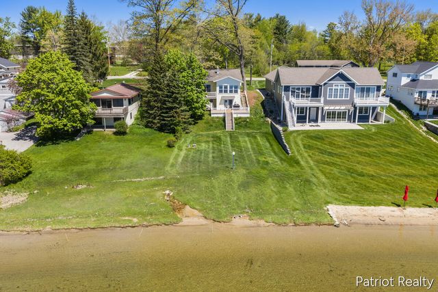6702 W Lake Drive, Fremont, MI 49412