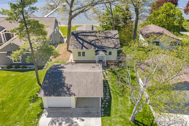 6702 W Lake Drive, Fremont, MI 49412