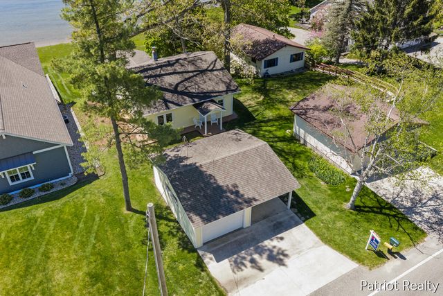 6702 W Lake Drive, Fremont, MI 49412