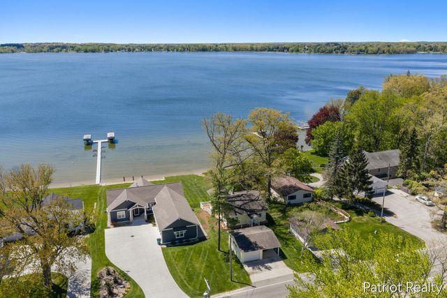 6702 W Lake Drive, Fremont, MI 49412