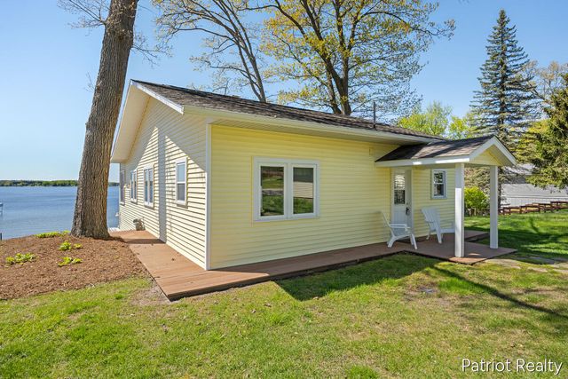 6702 W Lake Drive, Fremont, MI 49412