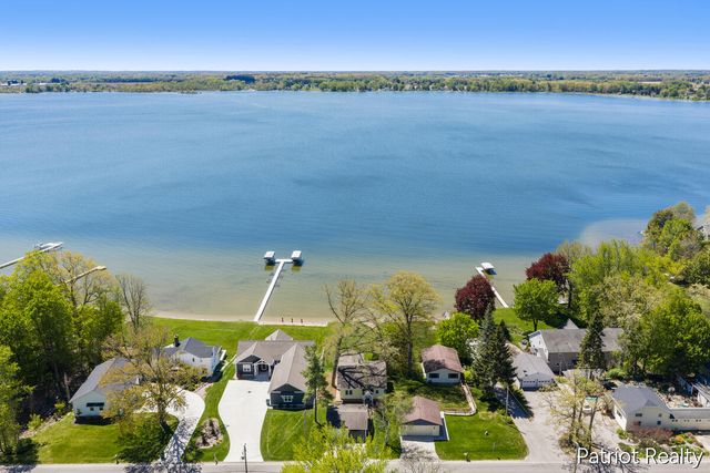 6702 W Lake Drive, Fremont, MI 49412