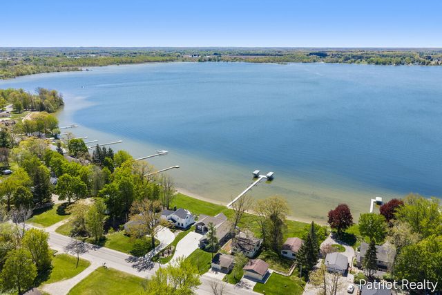 6702 W Lake Drive, Fremont, MI 49412