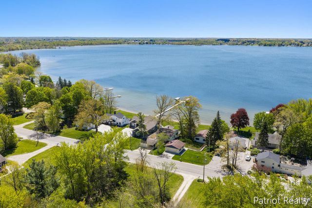 6702 W Lake Drive, Fremont, MI 49412