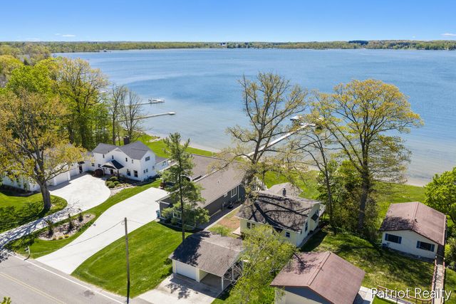 6702 W Lake Drive, Fremont, MI 49412