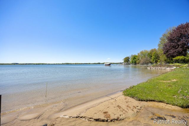 6702 W Lake Drive, Fremont, MI 49412