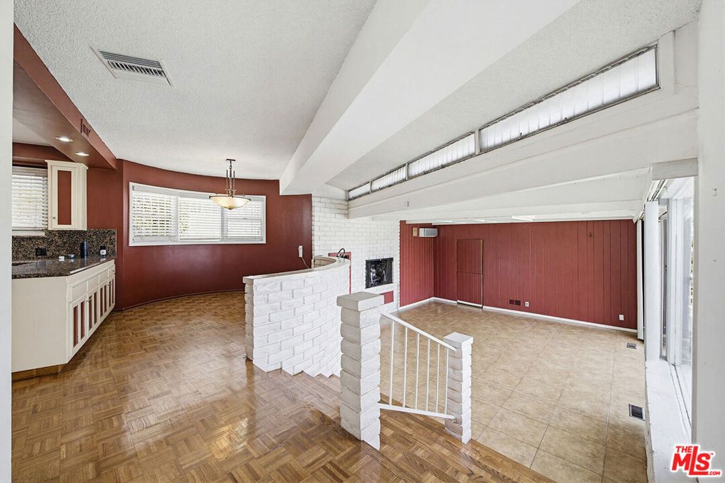 Image 11 of property listing at 4107 Punta Alta Drive, Los Angeles, CA 90008