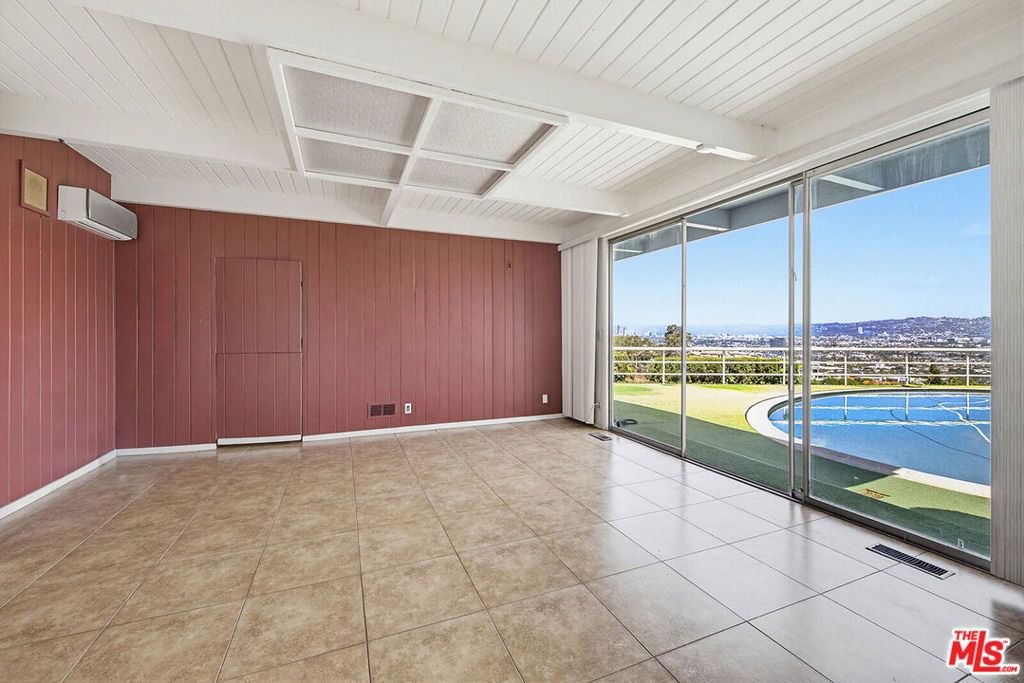 Image 12 of property listing at 4107 Punta Alta Drive, Los Angeles, CA 90008