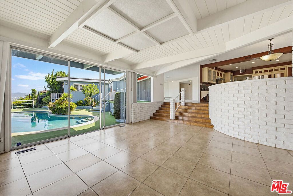 Image 13 of property listing at 4107 Punta Alta Drive, Los Angeles, CA 90008