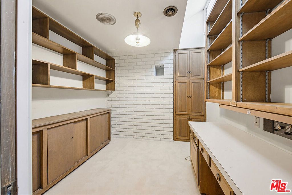 Image 16 of property listing at 4107 Punta Alta Drive, Los Angeles, CA 90008