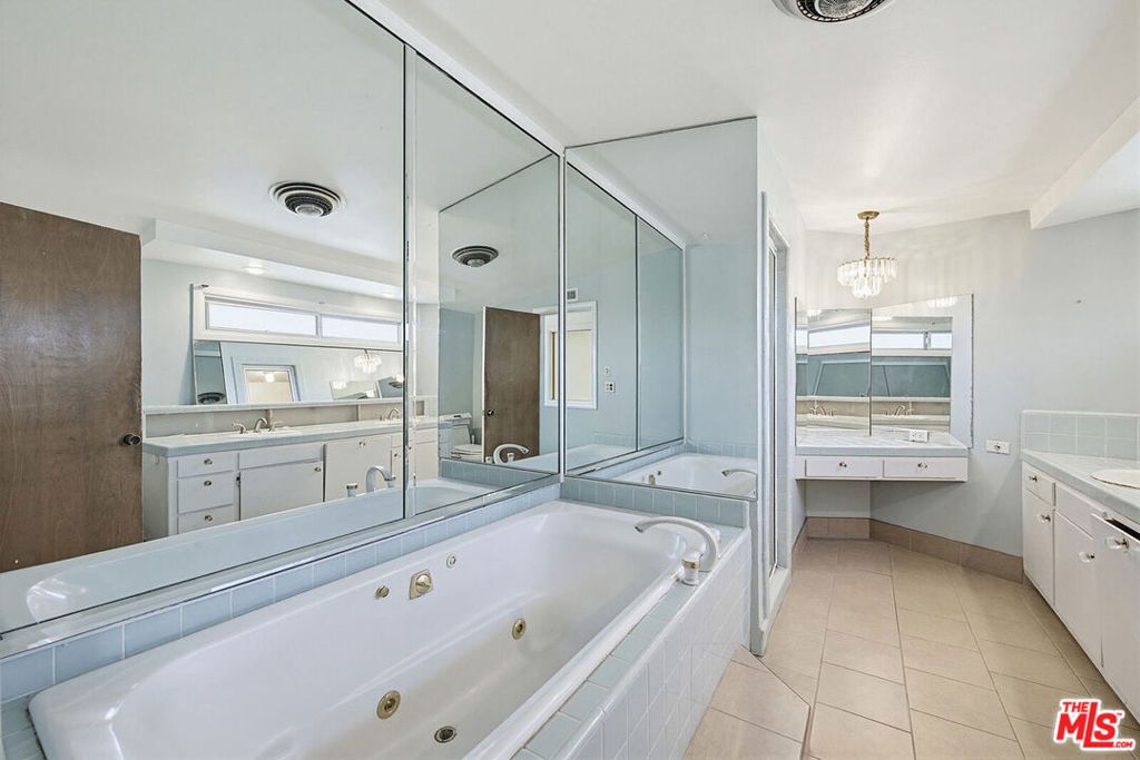 Image 19 of property listing at 4107 Punta Alta Drive, Los Angeles, CA 90008