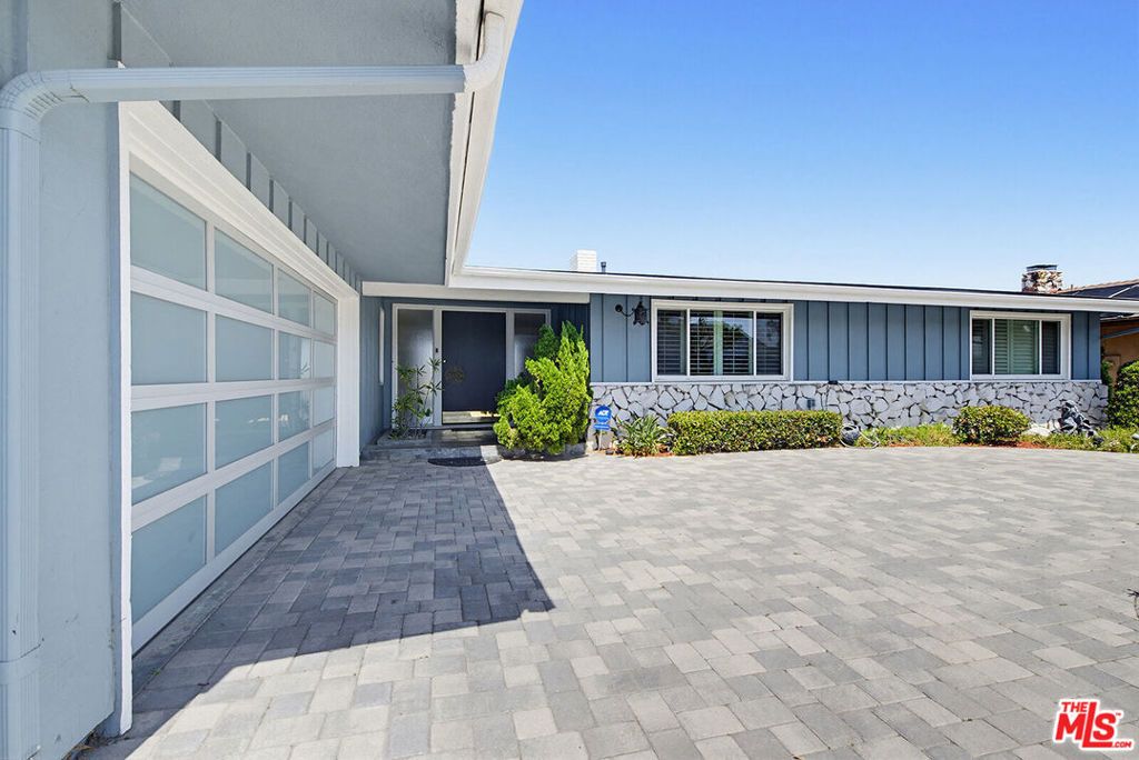 Image 2 of property listing at 4107 Punta Alta Drive, Los Angeles, CA 90008