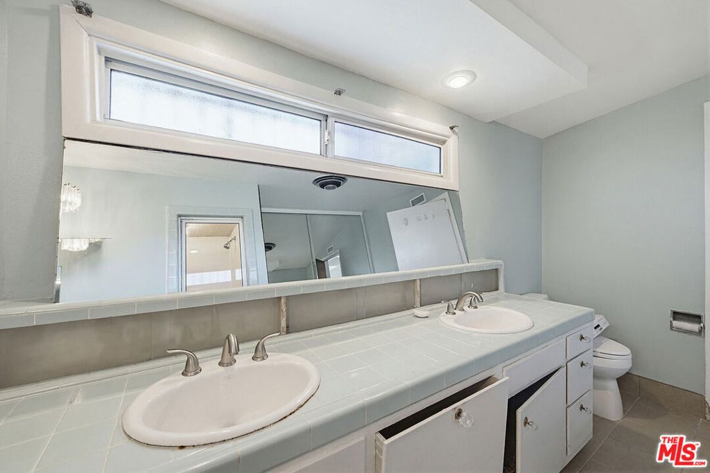 Image 20 of property listing at 4107 Punta Alta Drive, Los Angeles, CA 90008