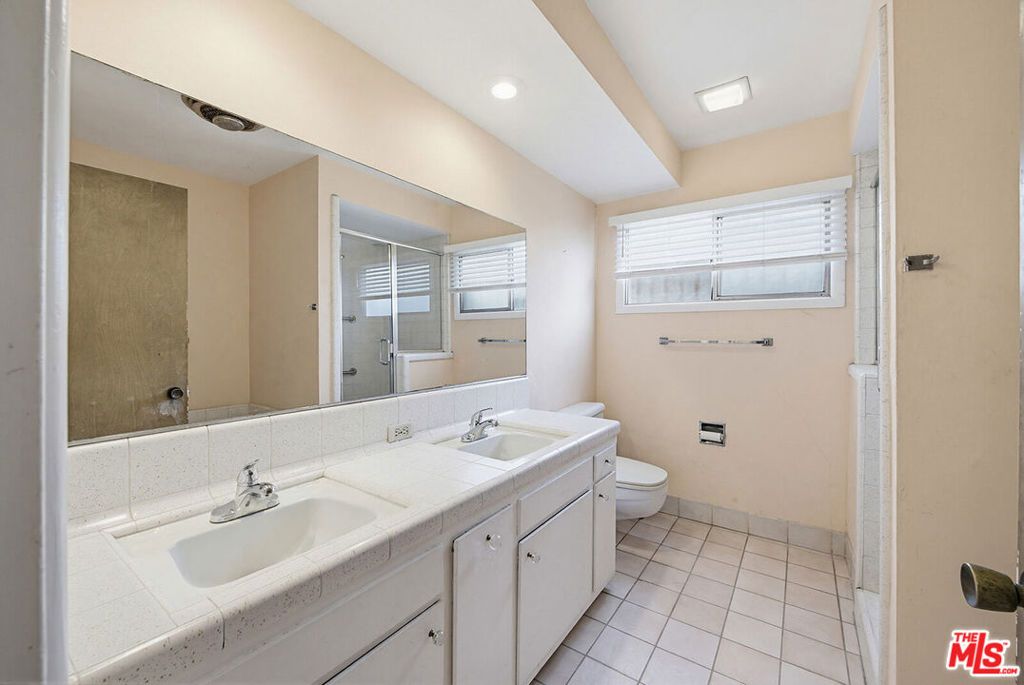 Image 26 of property listing at 4107 Punta Alta Drive, Los Angeles, CA 90008