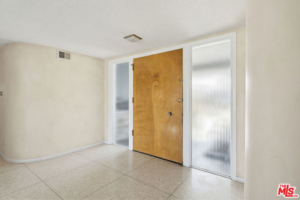Image 4 of property listing at 4107 Punta Alta Drive, Los Angeles, CA 90008