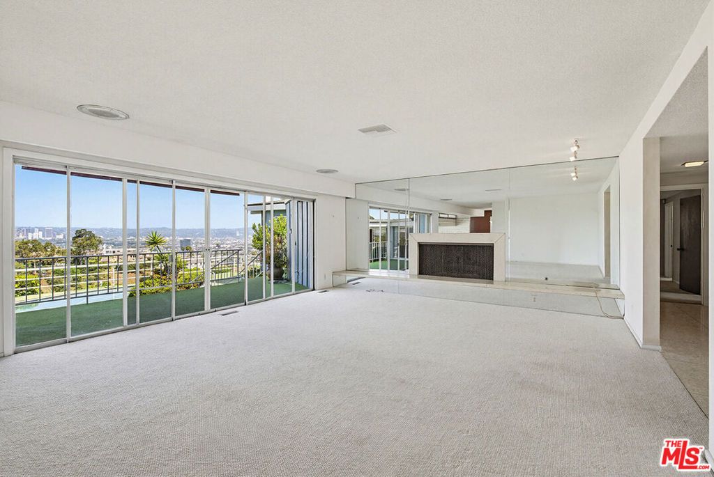 Image 5 of property listing at 4107 Punta Alta Drive, Los Angeles, CA 90008