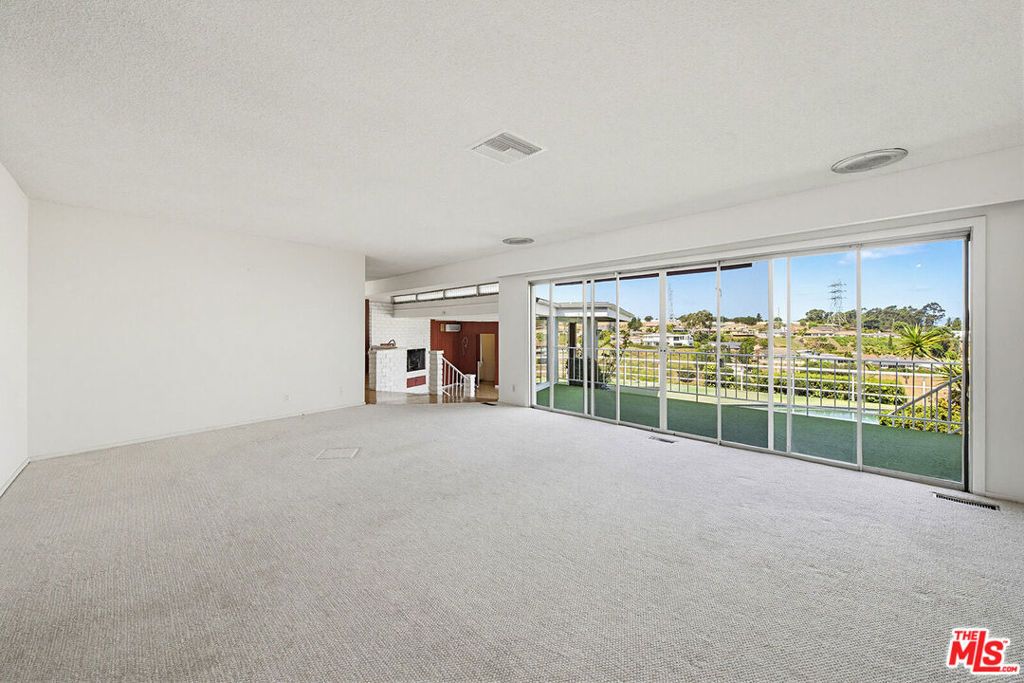 Image 6 of property listing at 4107 Punta Alta Drive, Los Angeles, CA 90008