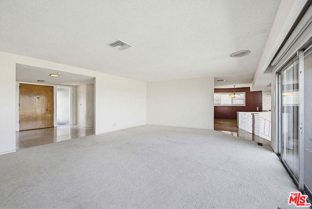 Image 7 of property listing at 4107 Punta Alta Drive, Los Angeles, CA 90008