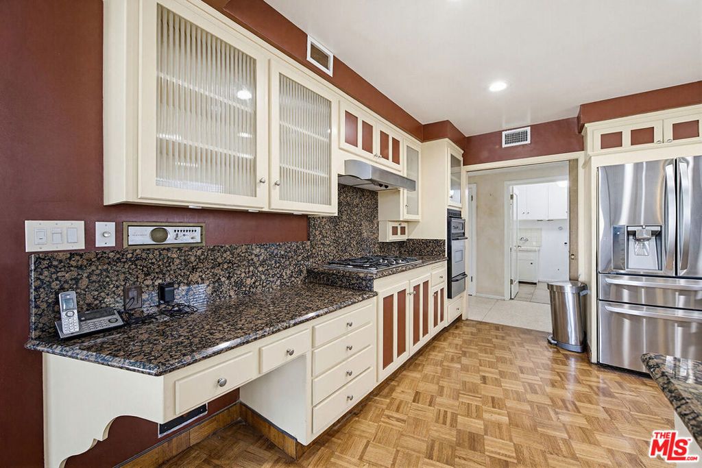 Image 8 of property listing at 4107 Punta Alta Drive, Los Angeles, CA 90008