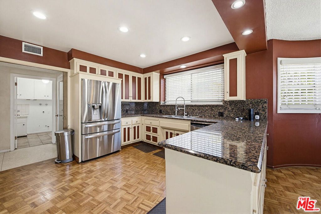 Image 9 of property listing at 4107 Punta Alta Drive, Los Angeles, CA 90008