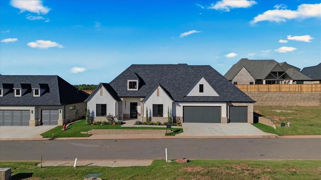 Image 2 of property listing at 3917 Stone Bluff Way, Edmond, OK 73034