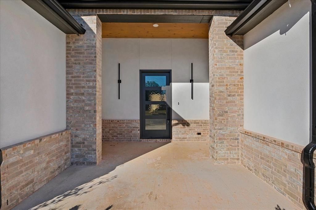 Image 3 of property listing at 3917 Stone Bluff Way, Edmond, OK 73034