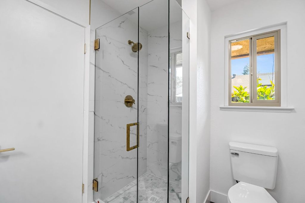 Image 12 of property listing at 1041 W Sierra Avenue, Fresno, CA 93711