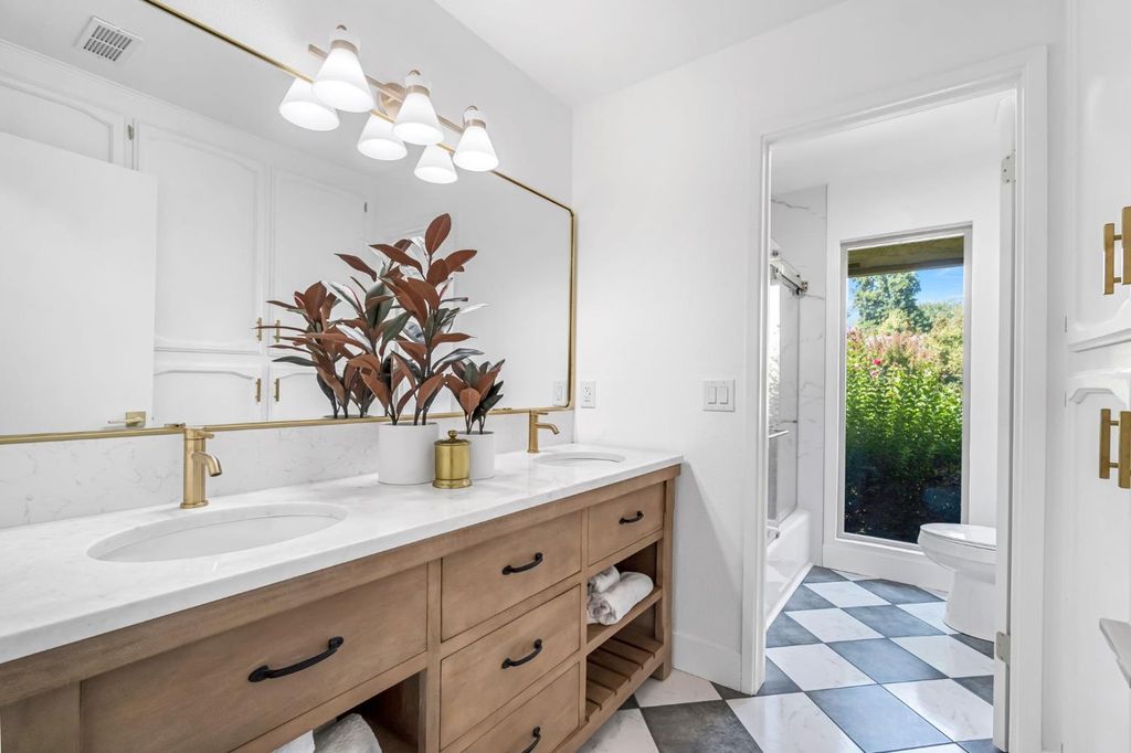 Image 18 of property listing at 1041 W Sierra Avenue, Fresno, CA 93711